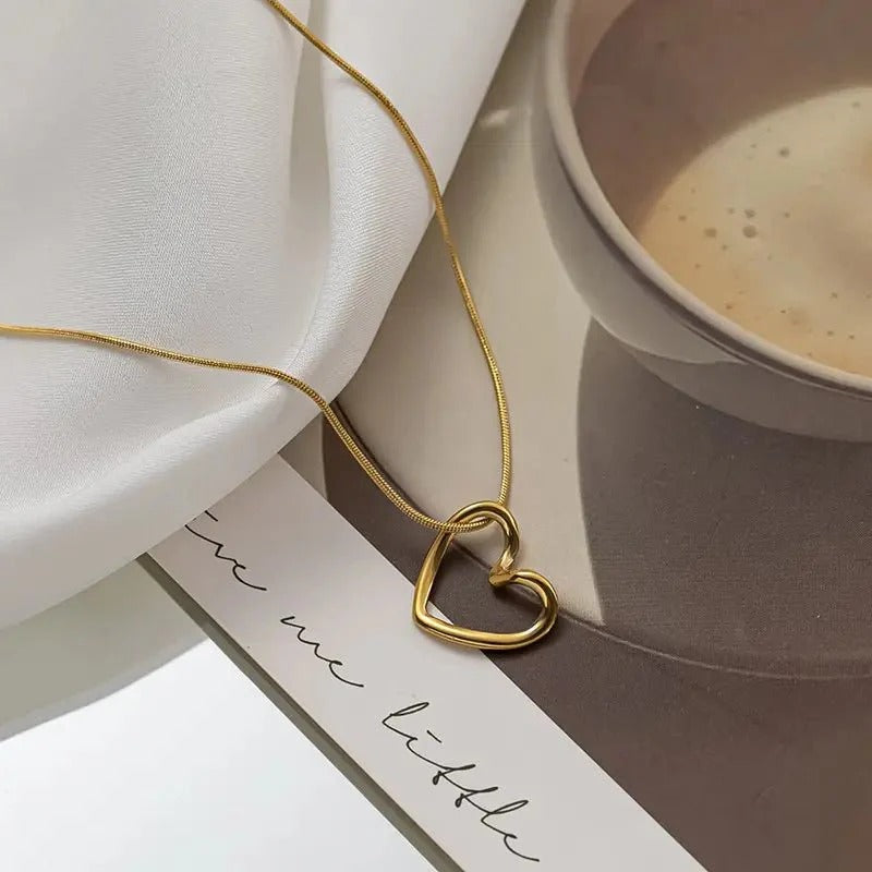 Trendy heart hollow necklace.