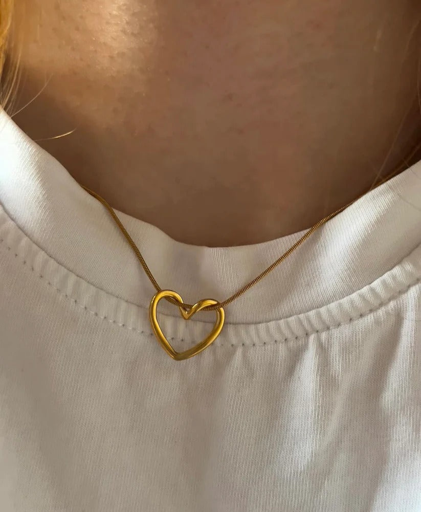 Trendy heart hollow necklace.