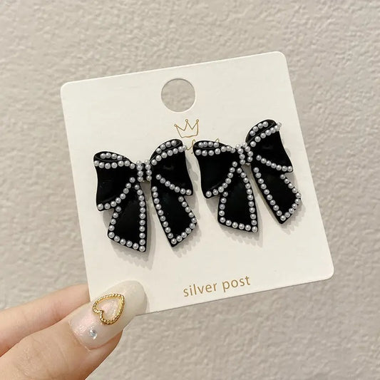 Black pearl Bow knot stud earrings.
