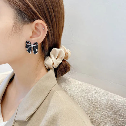 Black pearl Bow knot stud earrings.