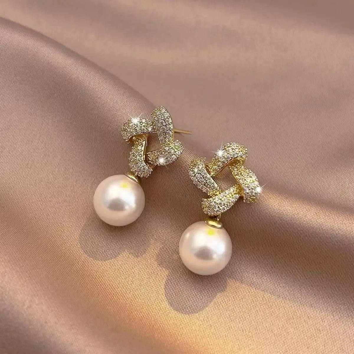 Geometric square pearl earrings.