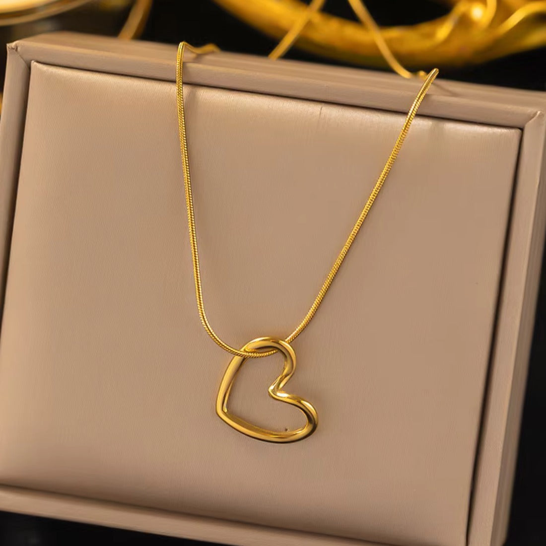Trendy heart hollow necklace.