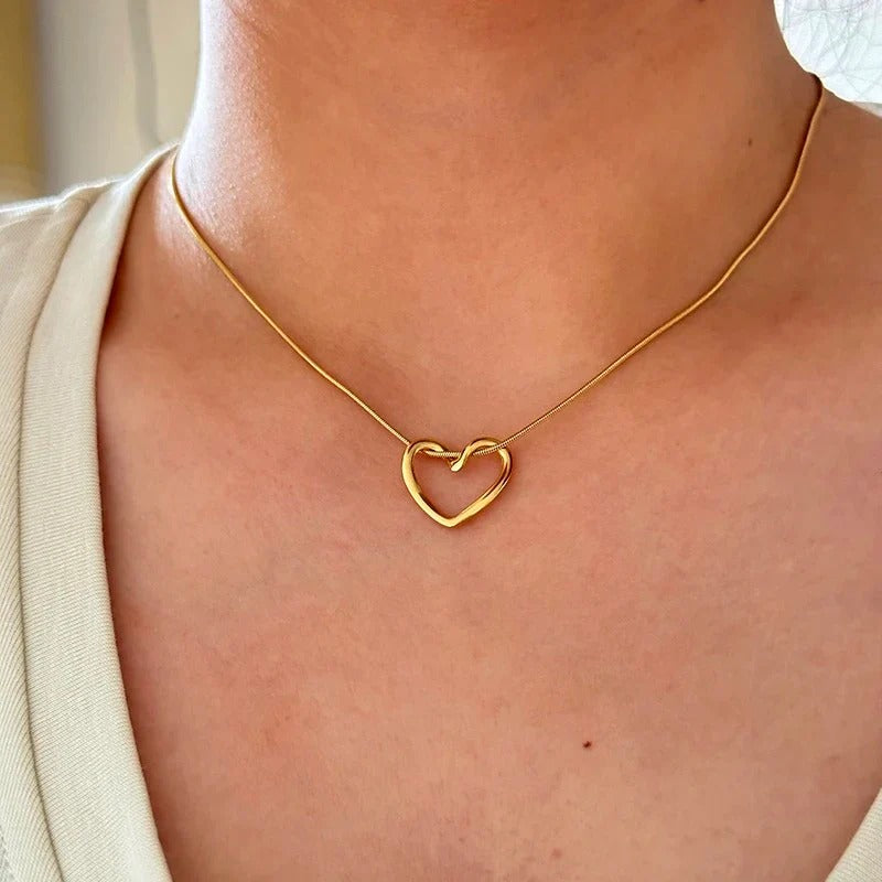 Trendy heart hollow necklace.