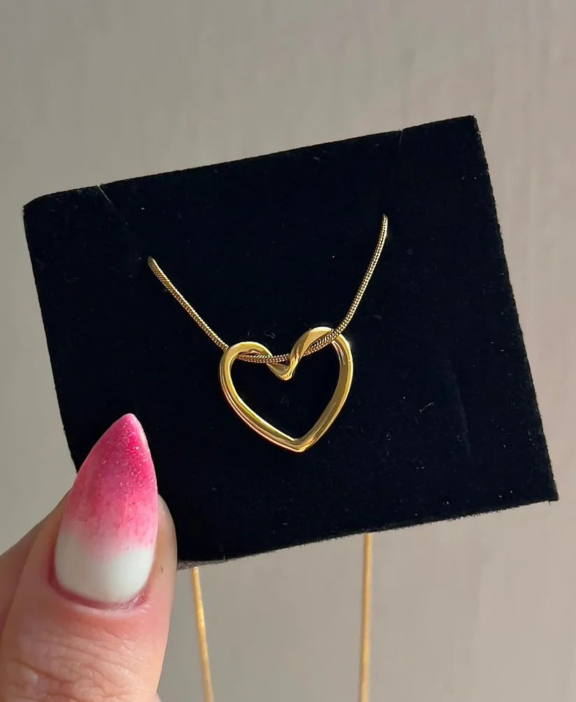 Trendy heart hollow necklace.